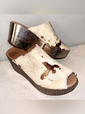 Chocolat Blu Yiona Calf Hair Wedge Mule with Metallic Gold Platform Size 9.5